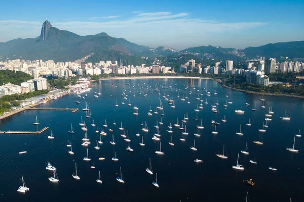 Widok Rio Janeiro Corcovado Mountain Chrystusem Odkupicielem Łodzie Porcie Wzgórzach — Zdjęcie stockowe
