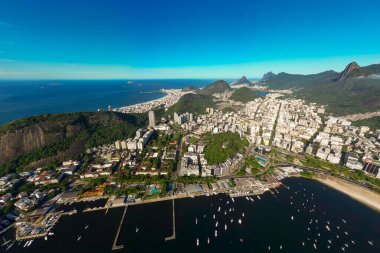 Rio de Janeiro şehrinin dağları ve Guanabara Körfezi manzarası