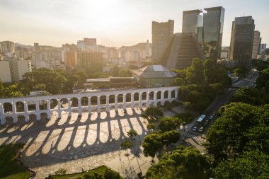 Günbatımında Rio de Janeiro 'da şehir merkezindeki Lapa Su Kemeri Hava Görüntüsü