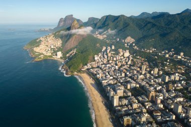 Brezilya 'nın Rio de Janeiro kentindeki Ufukta Dağlarla Ipanema ve Leblon Sahili ve Bölgesi Havadan Görünümü