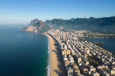 Brezilya 'nın Rio de Janeiro kentindeki Ufukta Dağlarla Ipanema ve Leblon Sahili ve Bölgesi Havadan Görünümü