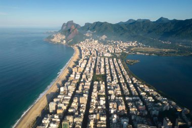 Brezilya 'nın Rio de Janeiro kentindeki Ufukta Dağlarla Ipanema ve Leblon Sahili ve Bölgesi Havadan Görünümü