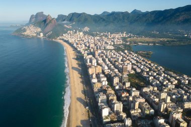 Brezilya 'nın Rio de Janeiro kentindeki Ufukta Dağlarla Ipanema ve Leblon Sahili ve Bölgesi Havadan Görünümü