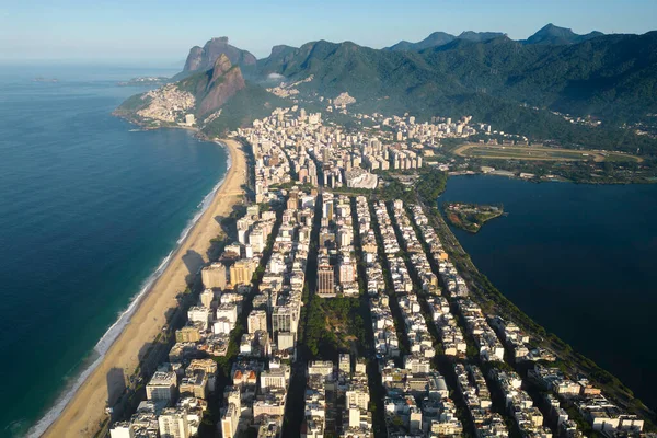 Vista Aérea Ipanema Leblon Praia Distrito Com Montanhas Horizonte Rio — Fotografia de Stock