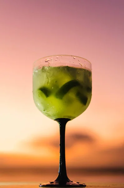 Cocktail Caipirinha Avec Coucher Soleil Ciel Arrière Plan — Photo