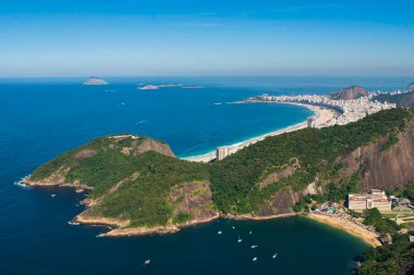 Ünlü görünümü Rio de Janeiro sahilden Sugarloaf dağ