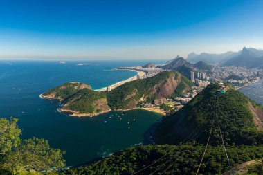 Ünlü görünümü Rio de Janeiro sahilden Sugarloaf dağ