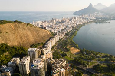 Rodrigo de Freitas Lagoon, İki Kardeş ve Pedra da Gavea Dağları, Ipanema ve Leblon Aerial View, Rio de Janeiro, Brezilya