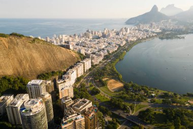 Rodrigo de Freitas Lagoon, İki Kardeş ve Pedra da Gavea Dağları, Ipanema ve Leblon Aerial View, Rio de Janeiro, Brezilya