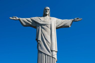 Rio de Janeiro, Brezilya - 25 Mayıs 2023: Kurtarıcı İsa, Rio ve Brezilya 'nın ünlü simgesi, açık mavi gökyüzüne karşı.