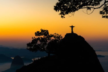 Rio de Janeiro, Brezilya - 10 Haziran 2023: Kurtarıcı İsa Corcovado dağının tepesinde renkli gökyüzü ile birlikte gün doğumunda.