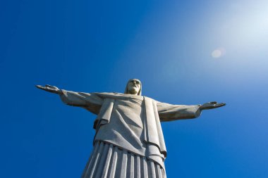 Rio de Janeiro, Brezilya - 25 Mayıs 2023: Kurtarıcı İsa, Rio ve Brezilya 'nın ünlü simgesi, açık mavi gökyüzüne karşı.