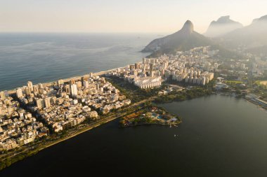 Rodrigo de Freitas Lagoon, İki Kardeş ve Pedra da Gavea Dağları, Ipanema ve Leblon Aerial View, Rio de Janeiro, Brezilya