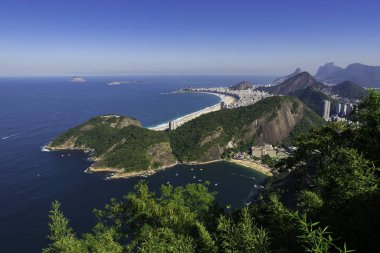 Ünlü görünümü Rio de Janeiro sahilden Sugarloaf dağ