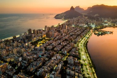 Rio de Janeiro, Brezilya 'daki Ipanema ve Leblon İlçe Binaları ve Dağları Gece Görünümü