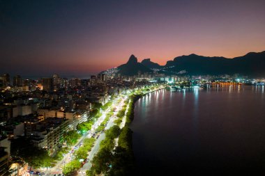 Rio de Janeiro, Brezilya 'daki Ipanema ve Leblon İlçe Binaları ve Dağları Gece Görünümü