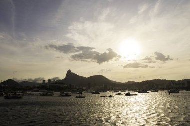 Corcovado Dağı 'nda gün batımı Rio de Janeiro, Brezilya' da Urca 'dan görüldü.