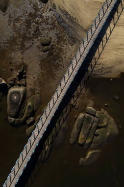 Adanın yaya rıhtımının su taşlı görüntüsü.