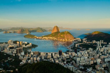 Rio de Janeiro, Brezilya 'da gün batımına kadar Botafogo ve Sugarloaf Dağı manzarası