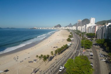 Rio de Janeiro, Brezilya 'daki Boş Copacabana Sahili Hava Görüntüsü