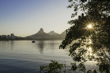 Rio de Janeiro, Brezilya 'daki Rodrigo de Freitas Gölünün Günbatımı Manzarası