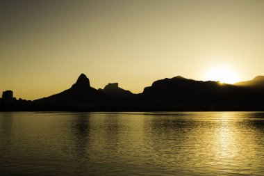 Güzel görünüm Rio de Janeiro günbatımı arkasında dağlar Rodrigo de Freitas Gölü