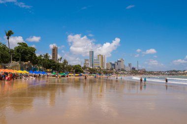 Natal City 'de Ponta Negra Plajı. Horizon' da apartman binaları var.