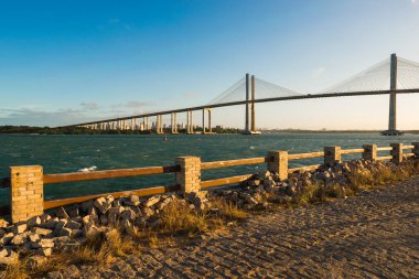 Natal City 'deki Redinha Rıhtımı ve Newton Navarro Köprüsü