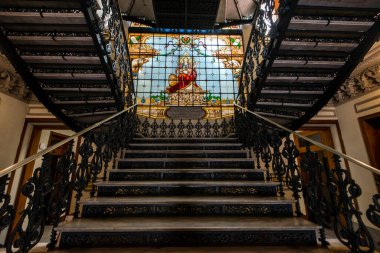 Rio de Janeiro, Brezilya - 21 Eylül 2023: Federal Adalet Kültür Merkezi içindeki güzel metal merdivenler.