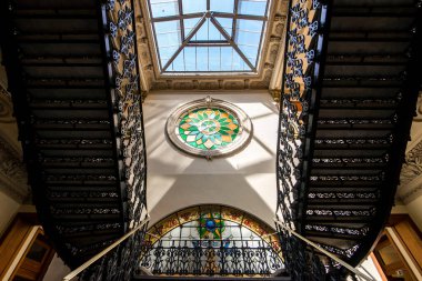 Rio de Janeiro, Brezilya - 21 Eylül 2023: Federal Adalet Kültür Merkezi içindeki güzel metal merdivenler.