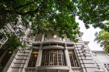 Rio de Janeiro, Brezilya - 25 Eylül 2023: Fluminense Futbol Kulübü ağaç dallarının altında dış görünüm.