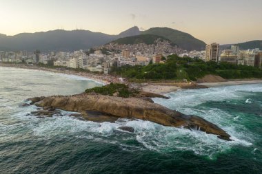 Rio de Janeiro, Brezilya 'daki Arpoador Rock ve Ipanema Sahili Hava Görüntüsü