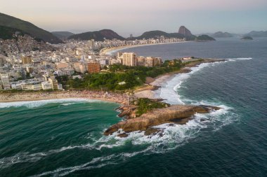 Rio de Janeiro, Brezilya 'daki Arpoador Rock ve Ipanema Sahili Hava Görüntüsü