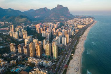 Brezilya 'nın Rio de Janeiro kentindeki Ufukta Barra da Tijuca Sahili' nin Dağ ve Dağ manzarası