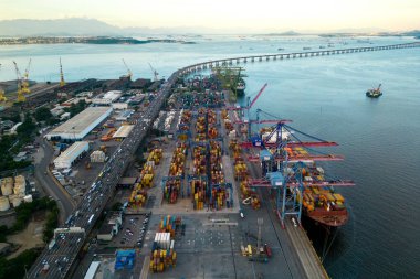 Rio de Janeiro, Brezilya - 21 Mart 2024: Gemiye yüklenen konteynırlarla dolu liman alanının havadan görüntüsü.