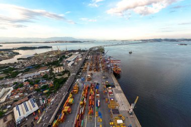Rio de Janeiro, Brezilya - 21 Mart 2024: Gemiye yüklenen konteynırlarla dolu liman alanının havadan görüntüsü.