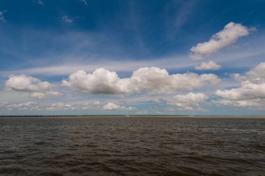 Brezilya 'daki Guama Nehri Mavi Gökteki Bulutlarla
