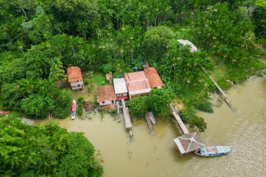 Brezilya 'nın kuzeyinde, Belem Nehri kıyısında, Tropikal Yağmur Ormanları' ndaki Küçük Toplum Evlerinin Havadan Görünümü