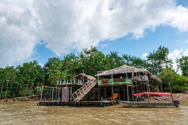 Brezilya 'nın kuzeyinde Belem şehrinin yakınındaki nehir kıyısındaki ahşap evler.