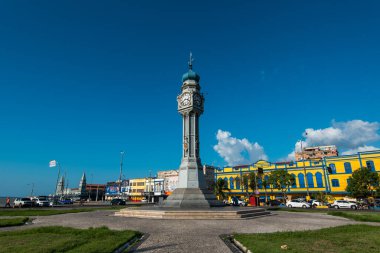 Belem, Brezilya - 24 Aralık 2023: Siqueira Campos Meydanı, diğer adıyla Clock Square. 12 metre yüksekliğindeki demir saat 1930 'da yapıldı..