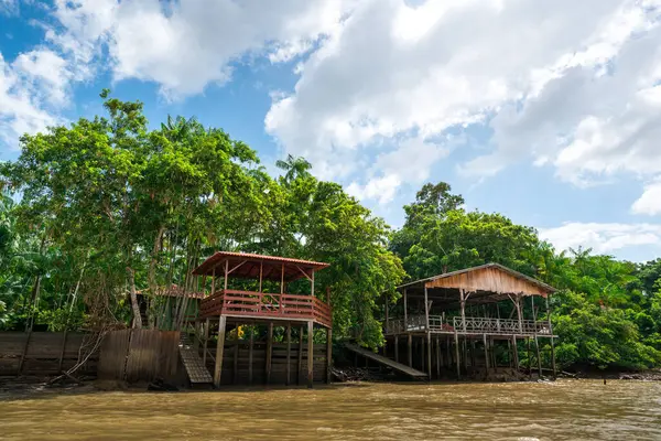 Brezilya 'nın kuzeyinde Belem şehrinin yakınındaki nehir kıyısındaki ahşap evler.