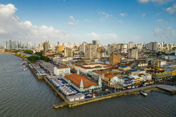 Nehir kenarındaki Halk Piyasası manzarası Ver o Peso ve Arkasındaki Belem Şehri