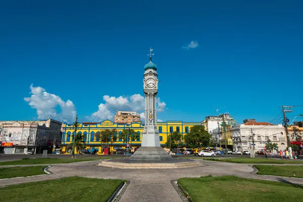 Belem, Brezilya - 24 Aralık 2023: Siqueira Campos Meydanı, diğer adıyla Clock Square. 12 metre yüksekliğindeki demir saat 1930 'da yapıldı..