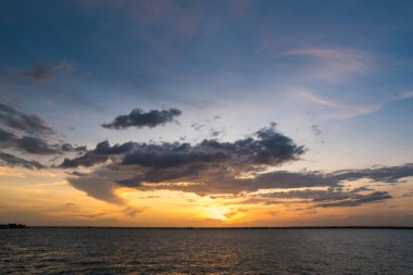 Brezilya 'da Nehrin Üzerinde Güzel Gün Batımı
