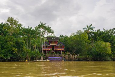 Brezilya 'nın kuzeyinde Belem şehrinin yakınındaki nehir kıyısındaki ahşap evler.