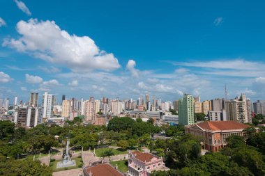 Aşağıdaki Halk Parkı ve yukarıdaki Bulutlu Gökyüzü Belem Şehri Skyline