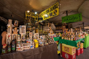 Belem, Brezilya - 26 Aralık 2023: Ver o Peso pazarında satılık çeşitli alkol içecekleri. En popüleri Jambu likörüdür. Benzersiz özellikleriyle ünlüdür..