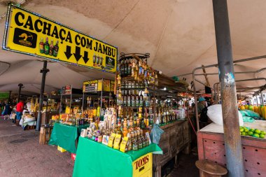 Belem, Brezilya - 26 Aralık 2023: Ver o Peso pazarında satılık çeşitli alkol içecekleri. En popüleri Jambu likörüdür. Benzersiz özellikleriyle ünlüdür..