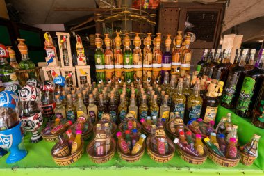 Belem, Brezilya - 26 Aralık 2023: Yerel çeşitlilik Vero Peso pazarında satılık baharatlı soslar ve alkol içecekleri.