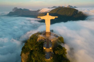 Rio de Janeiro, Brezilya - 11 Nisan 2024: Bulutların üzerindeki Corcovado Dağı üzerinde Kurtarıcı İsa heykeli.